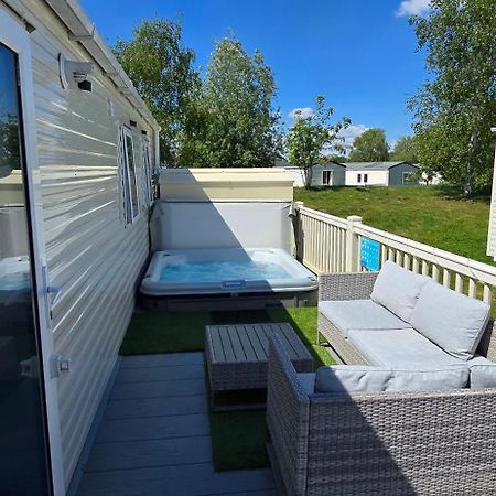 Rj Luxury Caravan Hire With Hot Tub Таттершолл Экстерьер фото