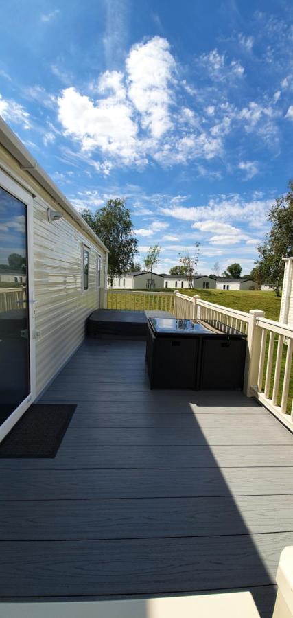 Rj Luxury Caravan Hire With Hot Tub Таттершолл Экстерьер фото