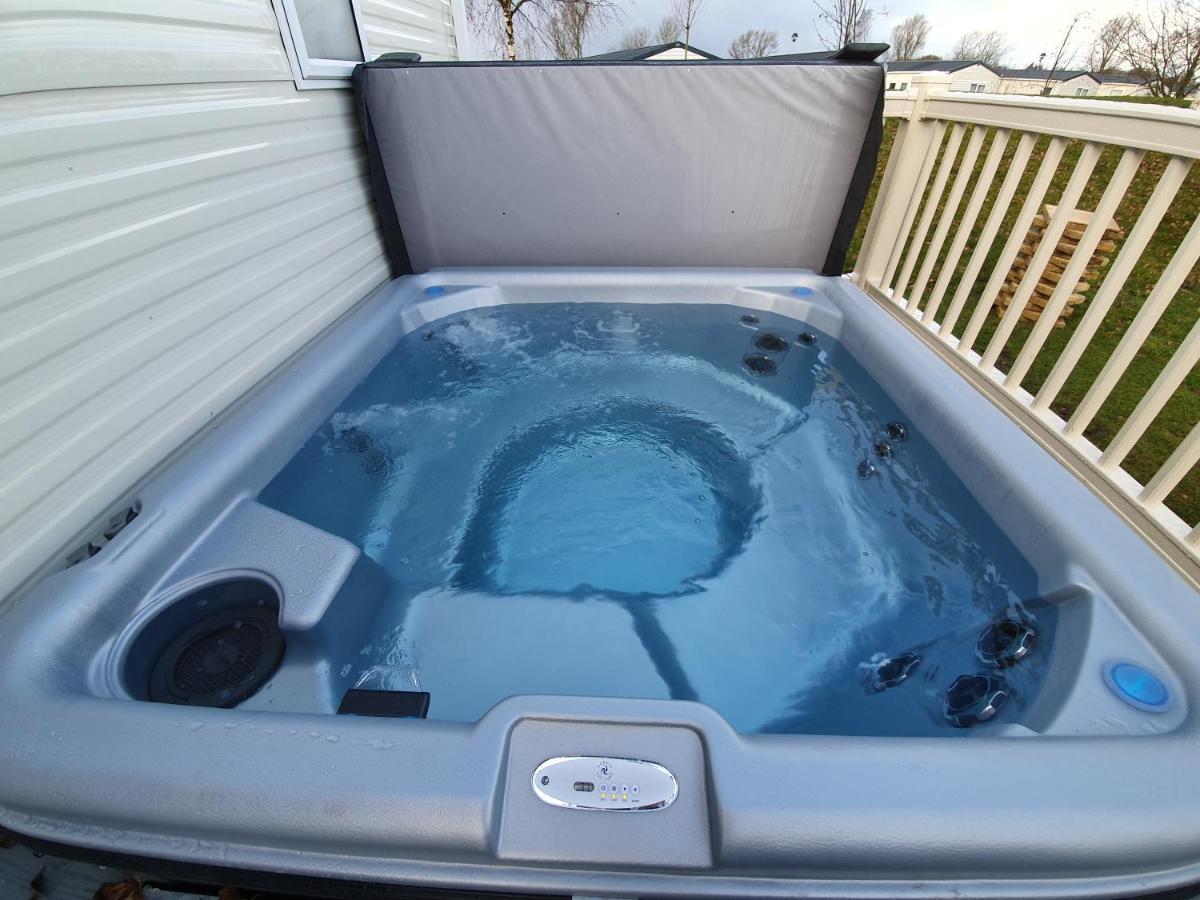 Rj Luxury Caravan Hire With Hot Tub Таттершолл Экстерьер фото